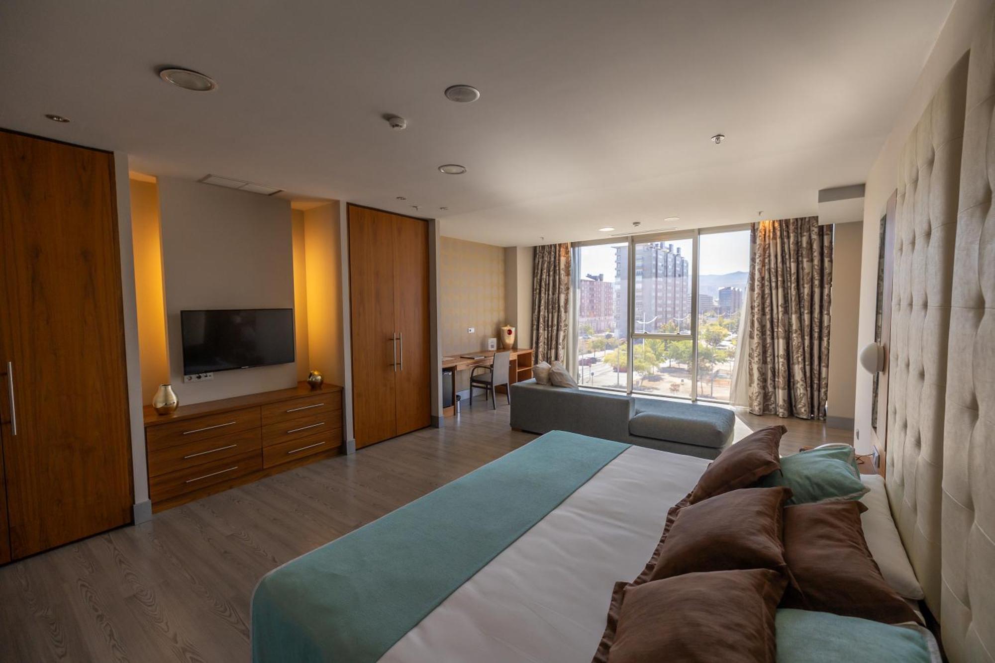 Hotel Ciudad De Ponferrada, Ascend Hotel Collection Extérieur photo