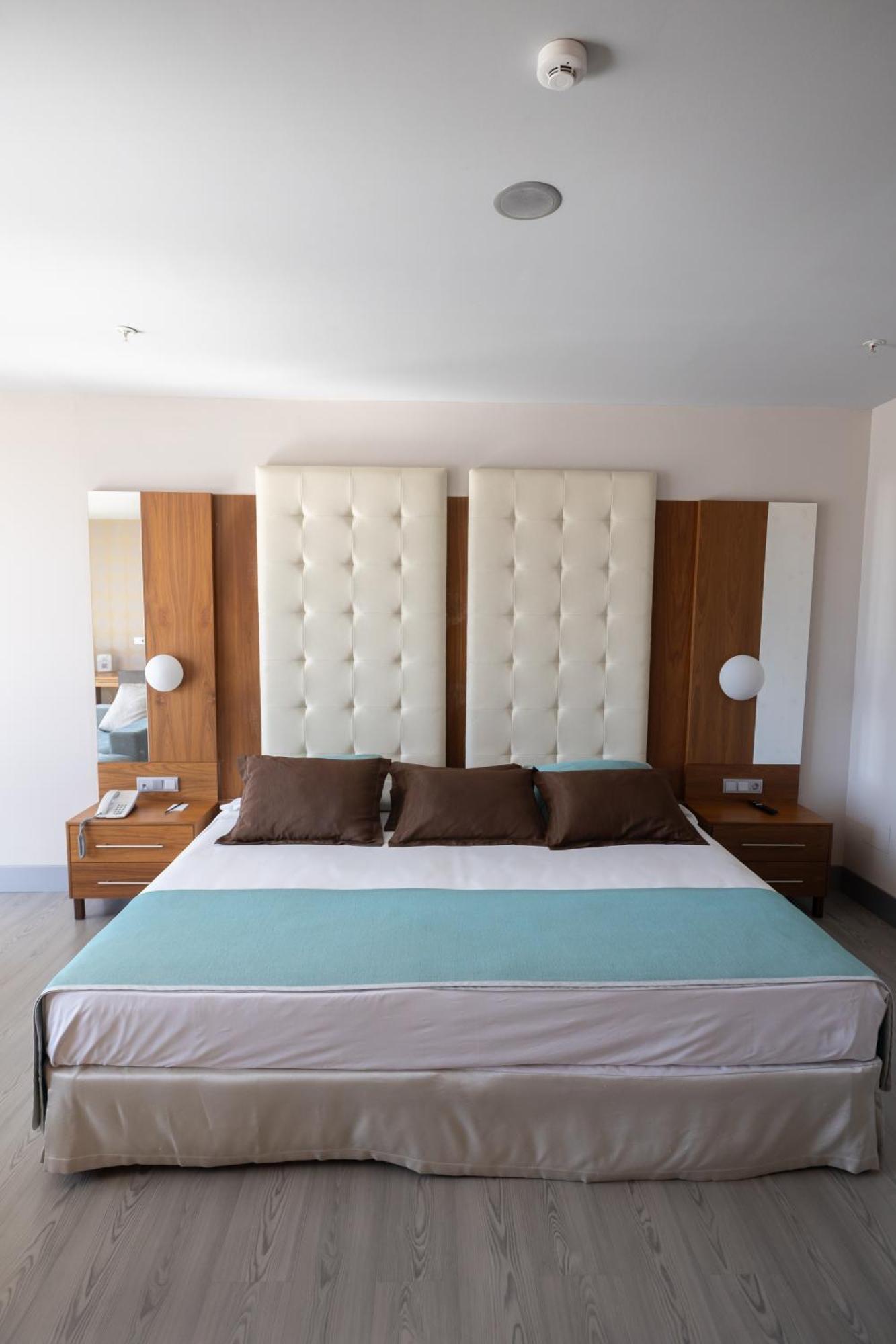 Hotel Ciudad De Ponferrada, Ascend Hotel Collection Extérieur photo