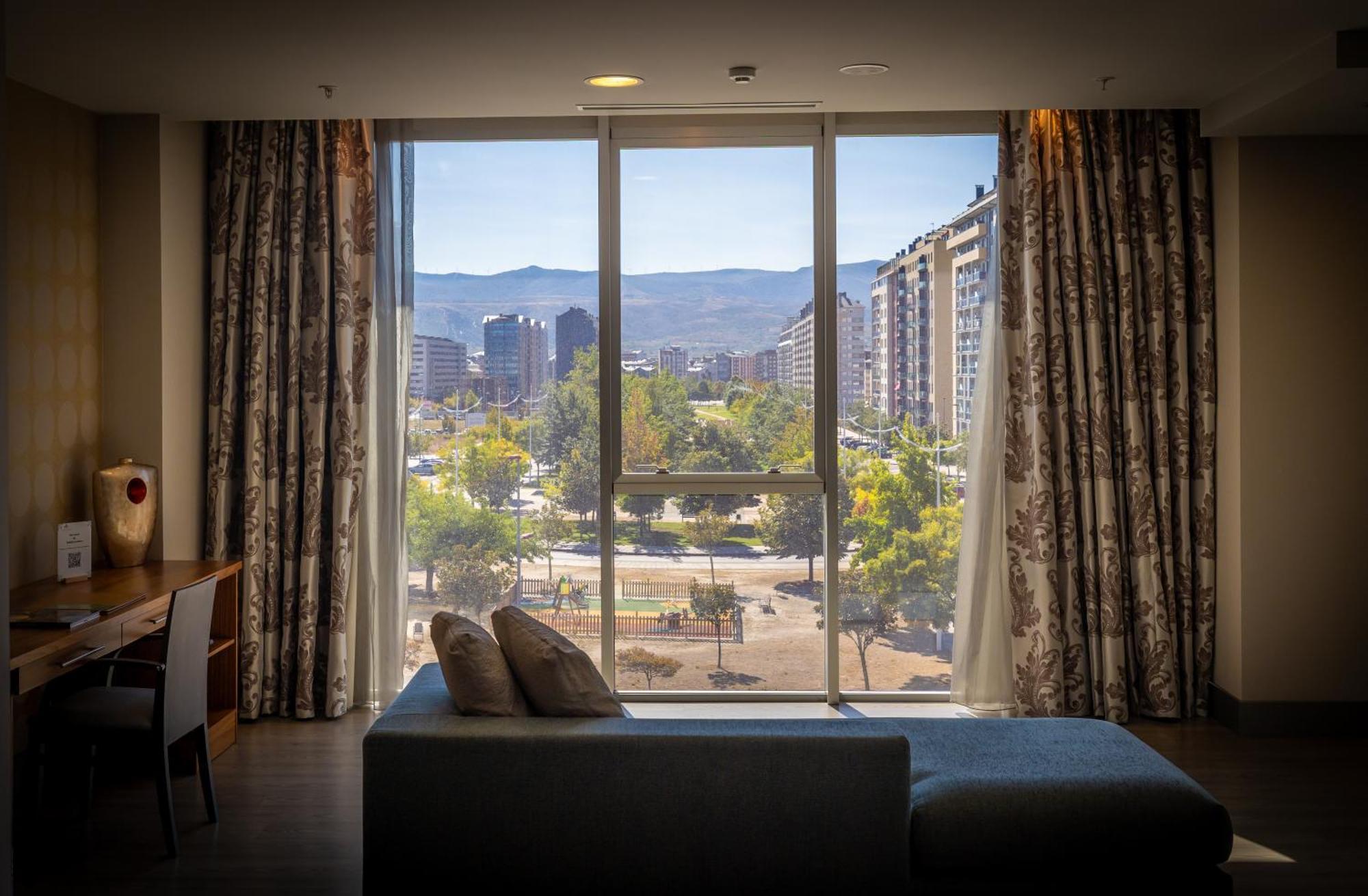 Hotel Ciudad De Ponferrada, Ascend Hotel Collection Extérieur photo