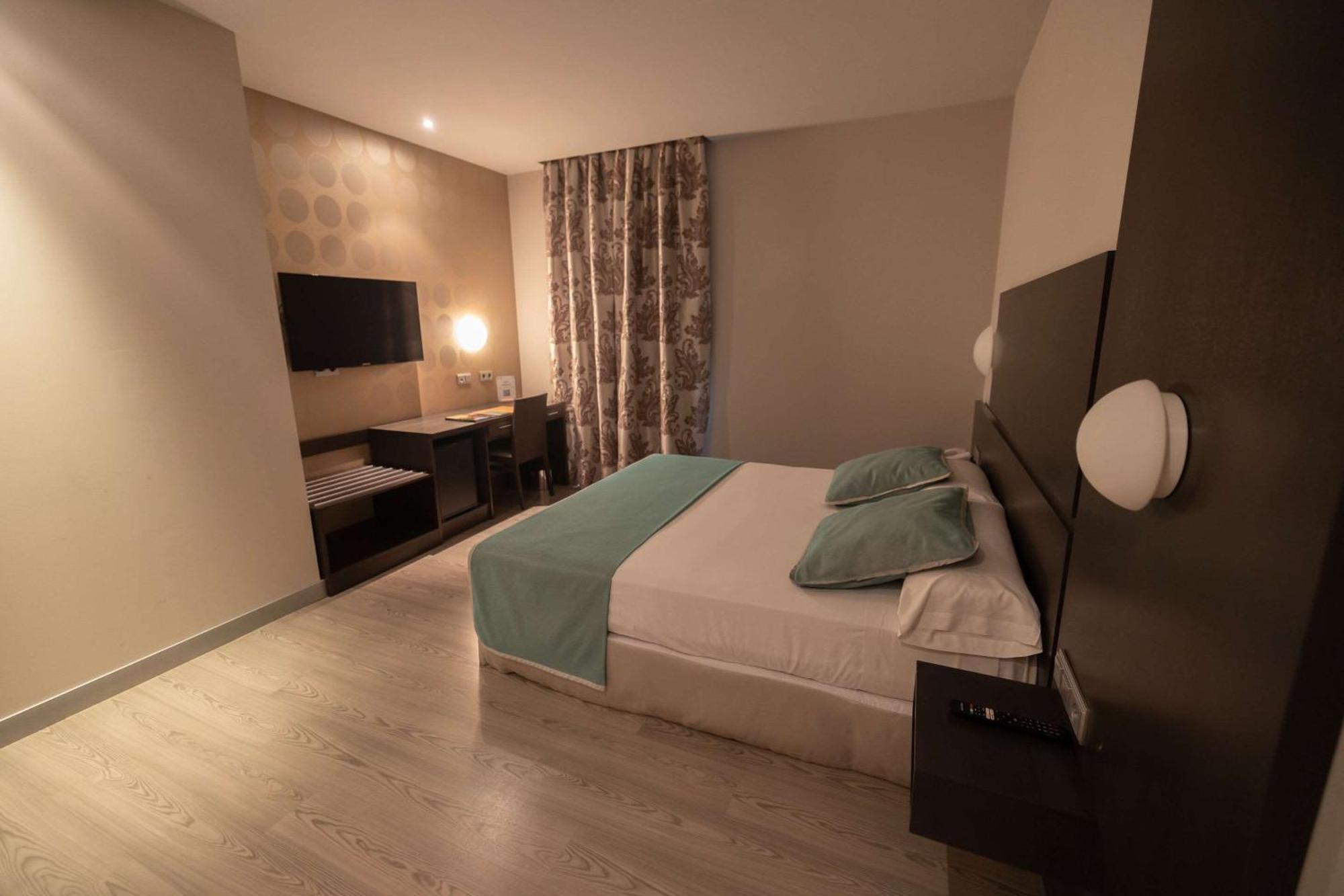 Hotel Ciudad De Ponferrada, Ascend Hotel Collection Extérieur photo