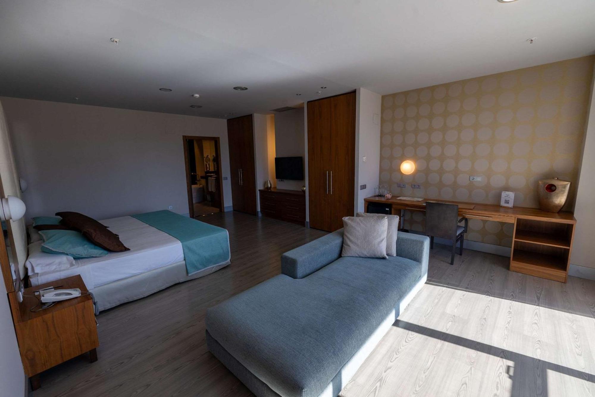 Hotel Ciudad De Ponferrada, Ascend Hotel Collection Extérieur photo
