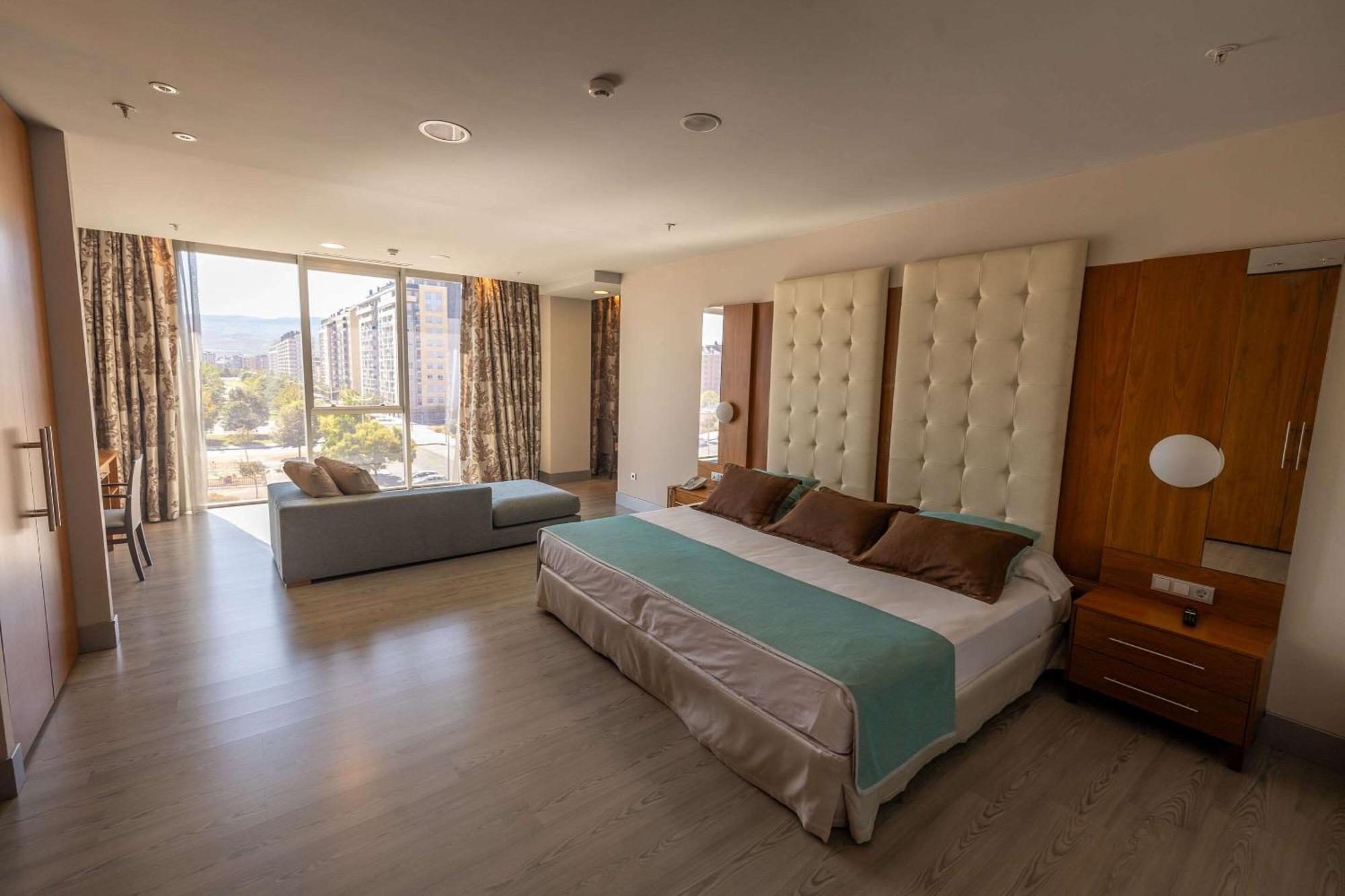 Hotel Ciudad De Ponferrada, Ascend Hotel Collection Extérieur photo