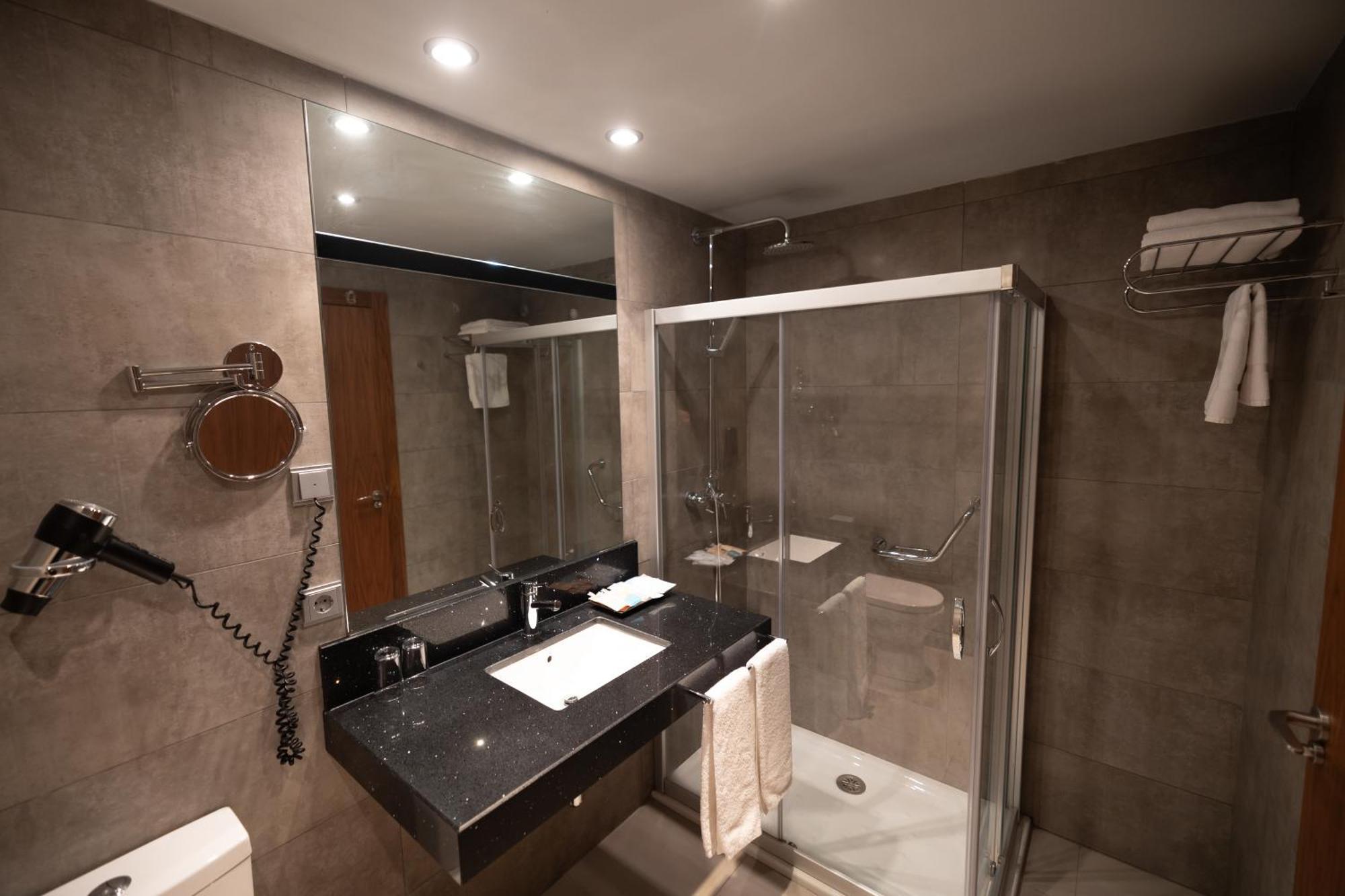Hotel Ciudad De Ponferrada, Ascend Hotel Collection Extérieur photo